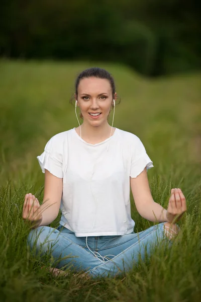 Gyönyörű Fiatal Meditálni Meadou Kora Nyári Este — Stock Fotó