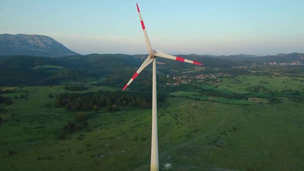 電気発電所仕上げ広大な牧草地の風景に風力タービンの空中映像 — ストック動画