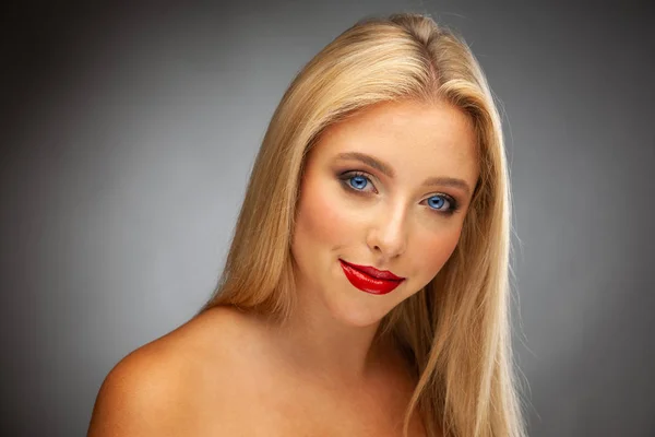 Schönheitsporträt Einer Hinreißenden Jungen Frau Mit Blonden Haaren Und Blauen — Stockfoto