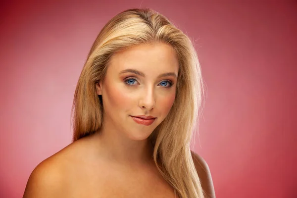 Piękno Portret Przepiękny Młoda Kobieta Blond Włosy Niebieskie Oczy — Zdjęcie stockowe