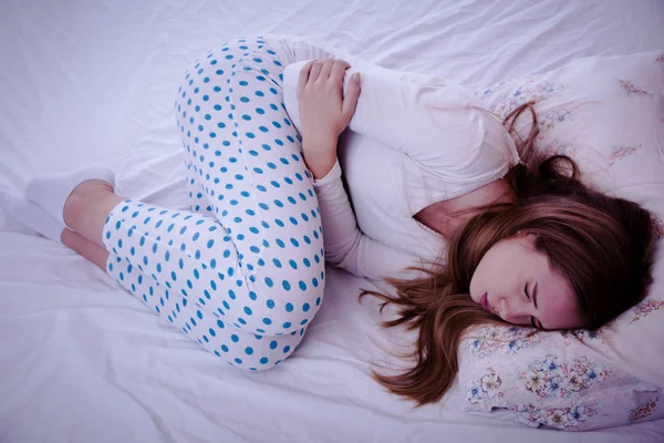 Jonge Vrouw Abdominale Pijn Lijden Terwijl Zittend Bed Hom — Stockfoto