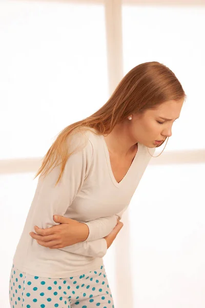 Mujer Joven Que Sufre Dolor Abdominal Mientras Está Sentada Cama — Foto de Stock