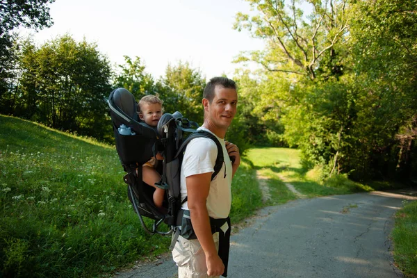 Far Promenad Med Kik Barn Carrier Ryggsäck — Stockfoto