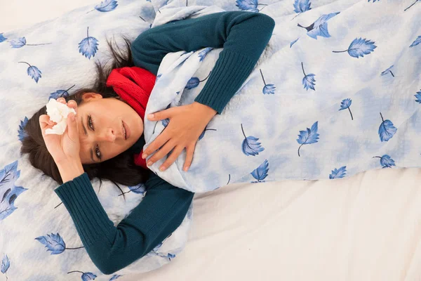 Genç Hasta Kadın Baş Ağrısı Beyaz Arka Plan Üzerinde Izole — Stok fotoğraf
