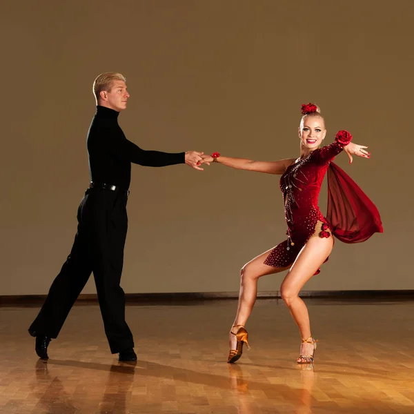 Latino Dança Casal Ação Preformando Uma Dança Exposição Samba Selvagem — Fotografia de Stock