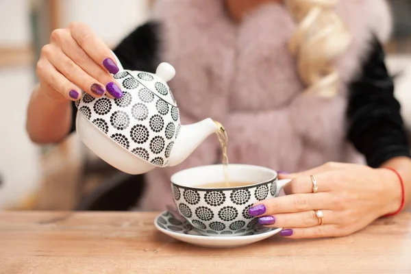 Mulher Preparar Chá Bar Terace Segurar Bule Suas Mãos Início — Fotografia de Stock