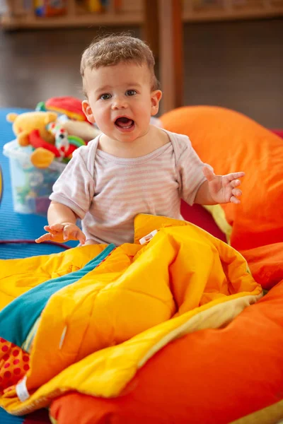 Kleiner Junge Spielt Wohnzimmer Auf Dem Fußboden — Stockfoto