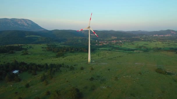 Windturbine Hernieuwbare Surce Van Elektriciteit West Slovenië Europa Bij Zonsondergang — Stockvideo