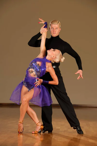 Latino Dança Casal Ação Preformando Uma Dança Exposição Samba Selvagem — Fotografia de Stock