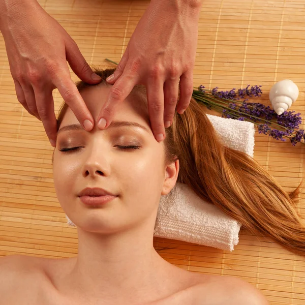 Belle Jeune Femme Ayant Massage Visage Dans Salon Spa Bien — Photo
