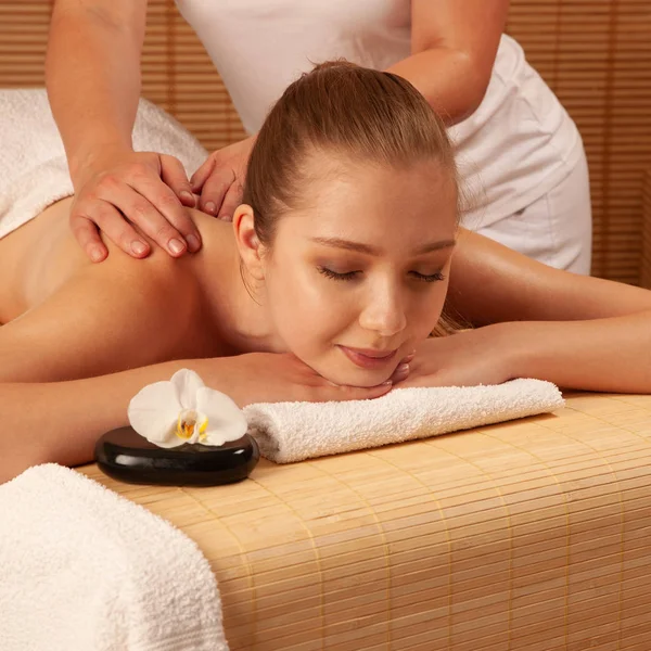 Beautiful Young Woman Having Massage Treatment Spa Salon Wellness — Stock Photo, Image