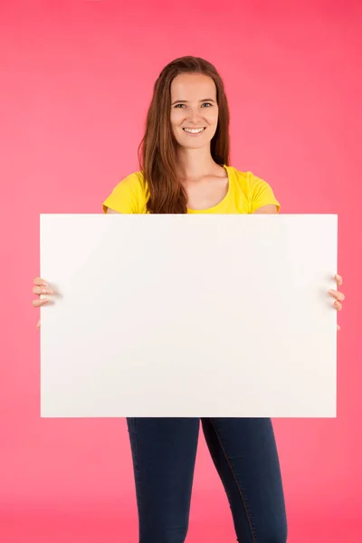 Νεαρή Γυναίκα Στην Κίτρινη Μπλούζα Κατέχει Κενό Banner Για Διαφήμιση — Φωτογραφία Αρχείου