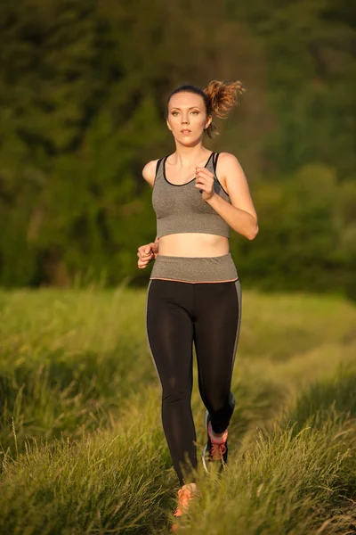 Bella Giovane Sportiva Allenamento Donna Natura Corre Percorso Sul Prato — Foto Stock