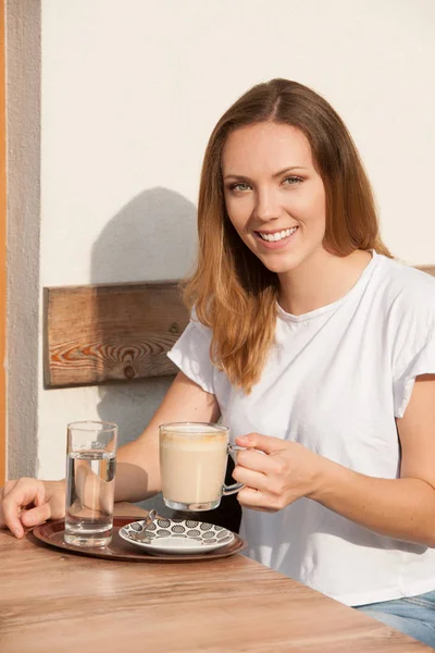 Vacker Ung Kvinna Som Kaukasiska Dricka Kaffe Tidig Morgon — Stockfoto