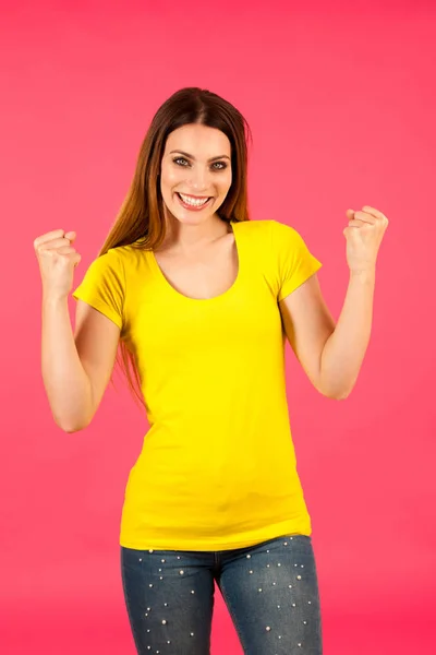 Funky Giovane Donna Giallo Shirt Posa Sfondo Rosa — Foto Stock