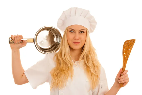 若い金髪のシェフの Woamn キッチン用品を保持は 彼女の白い背景に分離された食事を調理する準備として — ストック写真