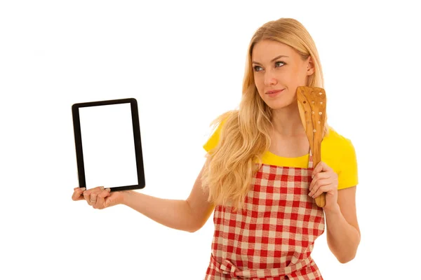 Genç Sarışın Kadın Şef Gösteren Tablet Beyaz Arka Plan Üzerinde — Stok fotoğraf