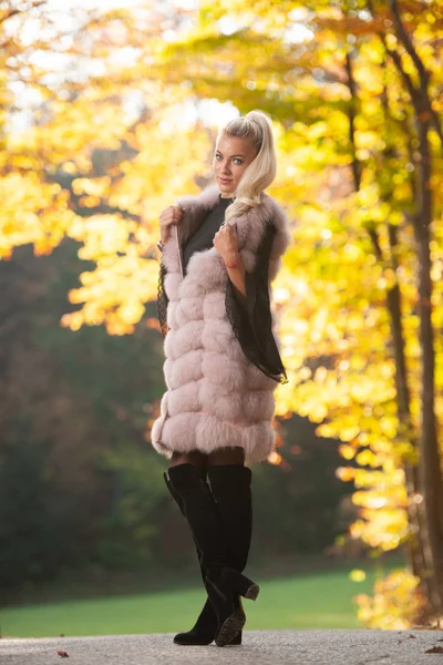 Beautiful Stylish Woman Pose Park Early Autumn — Stock Photo, Image