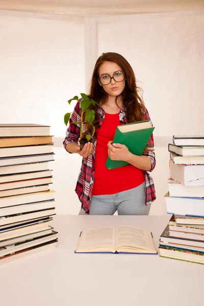 Attractive Young Botany Student Seedlnng Books — Stock Photo, Image