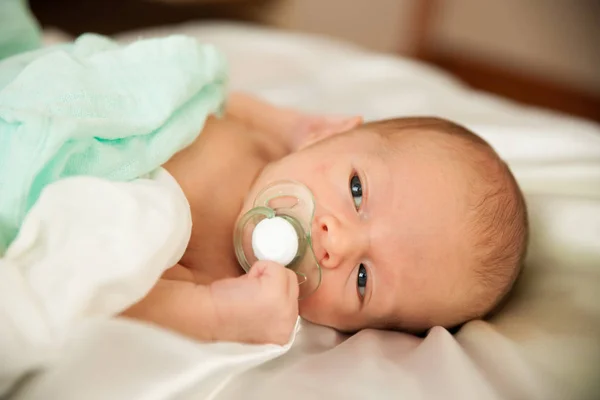 Neugeborenes Kind Liegt Auf Bett — Stockfoto