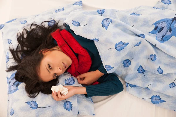 Zieke Vrouw Met Griep Blaast Zakdoek Geïsoleerd Witte Achtergrond — Stockfoto