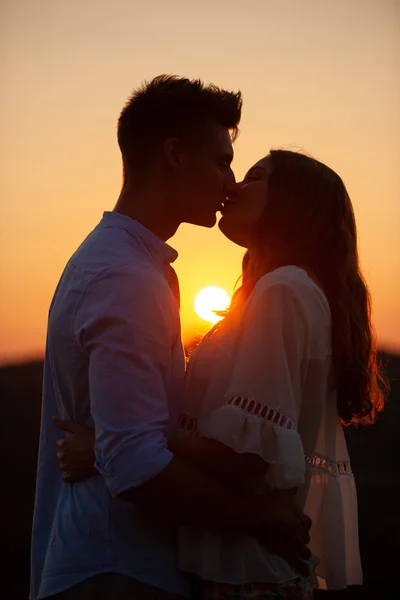 Silueta Una Hermosa Pareja Romántica Atardecer — Foto de Stock