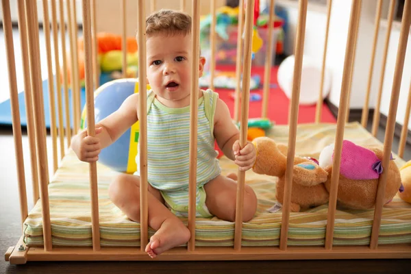 Niedliches Lächelndes Baby Das Durch Die Holzstäbe Seiner Krippe Oder — Stockfoto