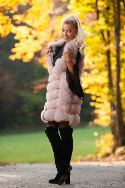 Beautiful Stylish Woman Pose Park Early Autumn — Stock Photo, Image