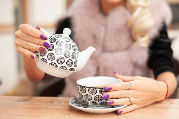 女性は初秋に彼女の手での準備は紅茶に有ってホールド ティーポット — ストック写真