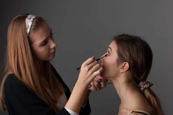 Artista Maquiagem Profissional Trabalhando Com Belas Mulheres Jovens — Fotografia de Stock