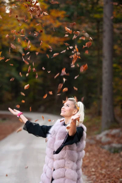 Beautiful Stylish Woman Pose Park Early Autumn — Stock Photo, Image