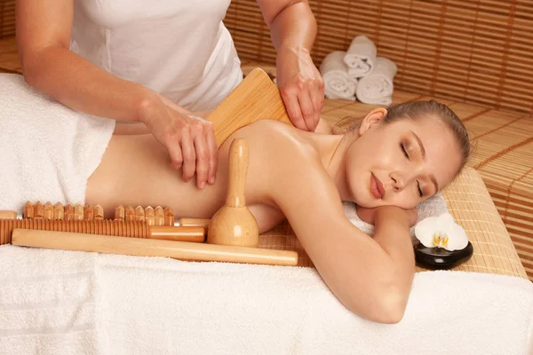 Vacker Ung Kvinna Med Maderotherapy Massage Behandling Spasalong Wellness — Stockfoto