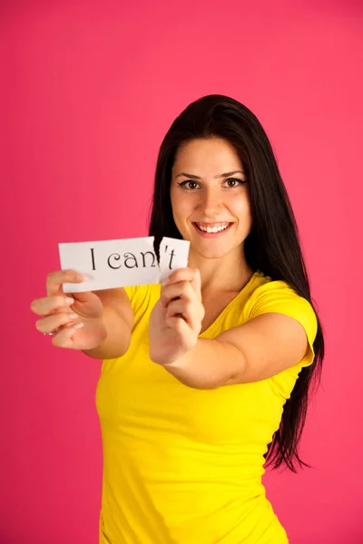 Aktive Junge Frau Zerreißt Text Den Ich Nicht Zerreißen Kann — Stockfoto