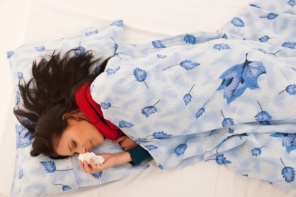 Ill Mulher Com Golpes Gripe Lenço Isolado Sobre Fundo Branco — Fotografia de Stock