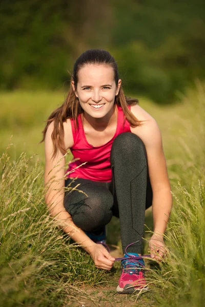 Mooie Jonge Vrouw Runner Stropdas Veters Voor Run Workout — Stockfoto