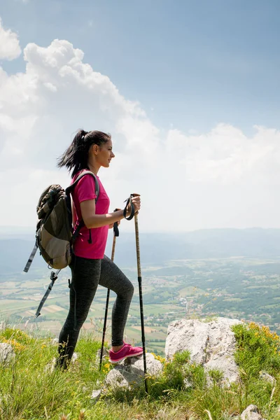 Jeune Femme Randonneuse Debout Sur Sommet Montagne Dessus Vallée — Photo