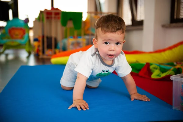 Kleiner Junge Spielt Wohnzimmer Auf Dem Fußboden — Stockfoto