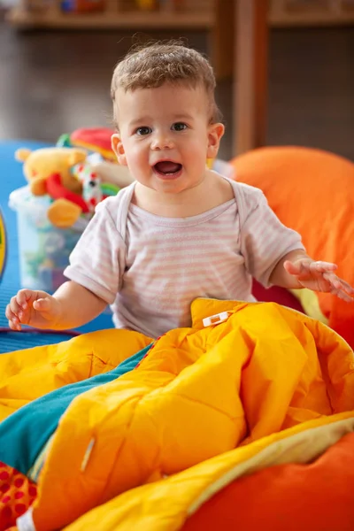 Kleiner Junge Spielt Wohnzimmer Auf Dem Fußboden — Stockfoto