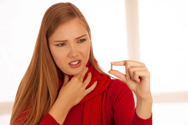 Junge Frau Roten Pullover Hält Tabletten Der Hand Als Sie — Stockfoto