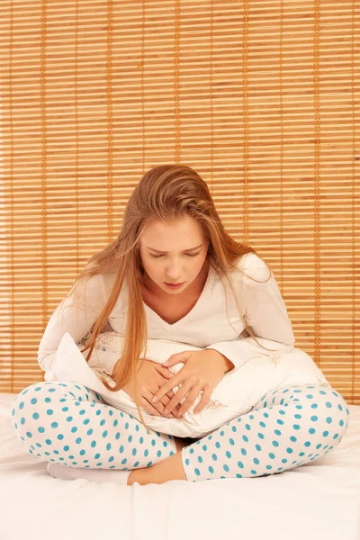 Jonge Vrouw Abdominale Pijn Lijden Terwijl Zittend Bed Hom — Stockfoto