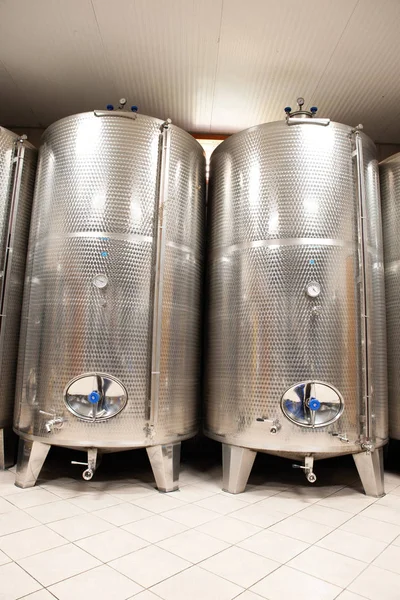 Moderna Fábrica Vinos Con Nuevos Tanques Grandes Para Fermentación Bodega —  Fotos de Stock