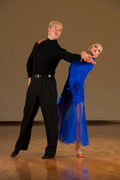 拉丁舞情侣在行动预展示舞蹈 狂放的桑巴 — 图库照片