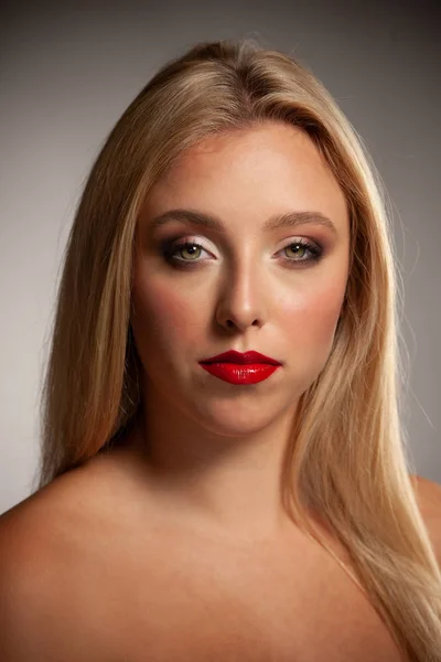 Retrato Belleza Una Hermosa Joven Morena Sobre Fondo Gris — Foto de Stock