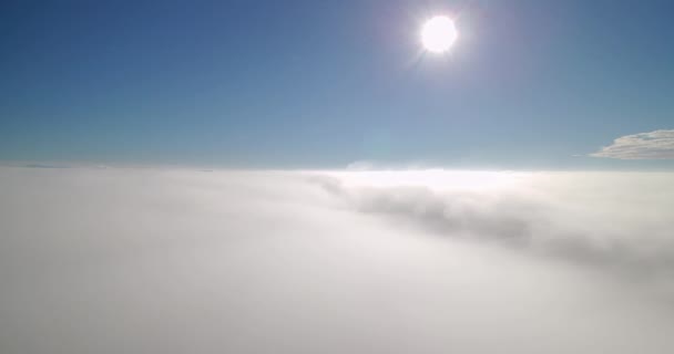Mavi Gökyüzünün Havadan Görünümü Bulutların Üzerinde Bir Güneş — Stok video