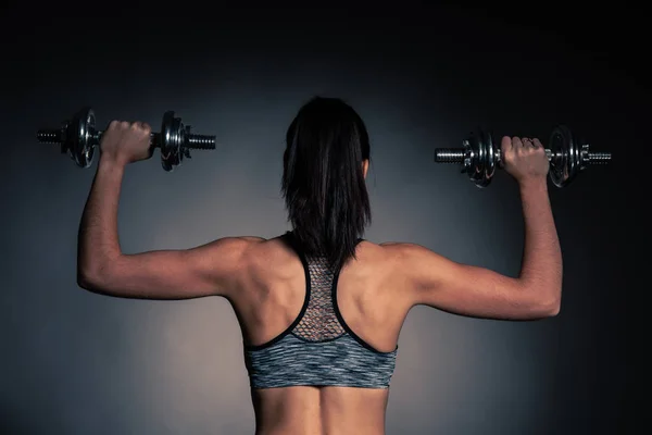 Hermoso Entrenamiento Mujer Joven Con Mancuerna Sobre Fondo Gris —  Fotos de Stock