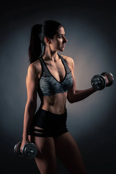 Schöne Junge Frau Workout Mit Hantel Über Grauem Hintergrund — Stockfoto