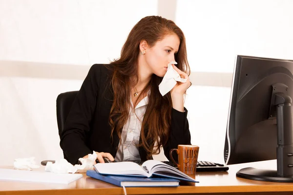 Donna Che Soffre Sul Lavoro Nel Suo Ufficio — Foto Stock