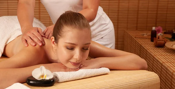 Gyönyörű Fiatal Aki Masszázskezelésben Részesül Spa Szalonban Wellness — Stock Fotó