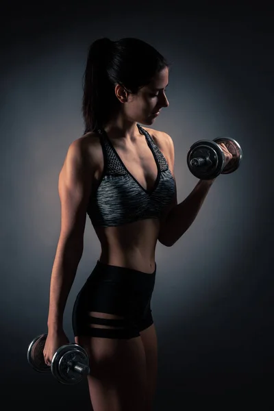 Hermoso Entrenamiento Mujer Joven Con Mancuerna Sobre Fondo Gris — Foto de Stock