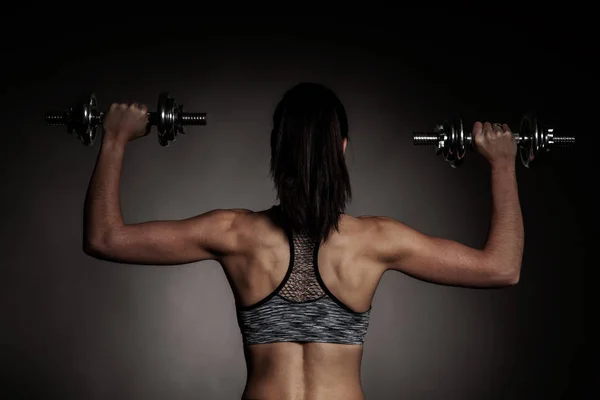 Schöne Junge Frau Workout Mit Hantel Über Grauem Hintergrund — Stockfoto